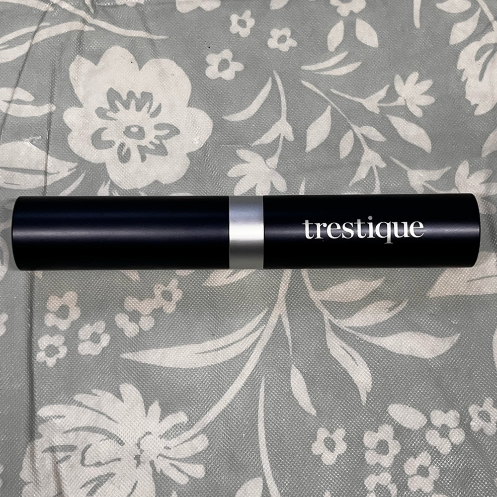 treStiQue mascara with built in eyelash curler